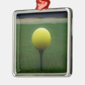Gelber Golfball auf dem Golfplatz Silbernes Ornament (Links)