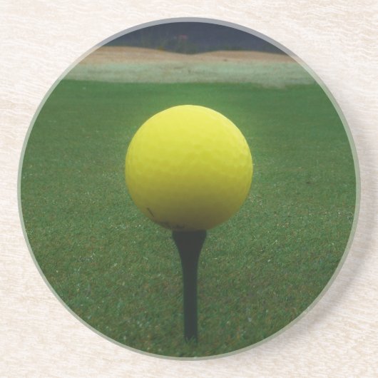 Gelber Golfball auf dem Golfplatz Untersetzer (Vorne)