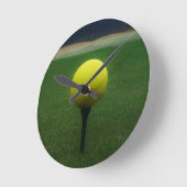 Gelber Golfball auf einem GebirgsGolfplatz Runde Wanduhr (Winkel)