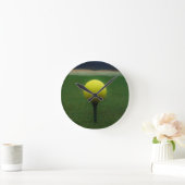 Gelber Golfball auf einem GebirgsGolfplatz Runde Wanduhr (Zuhause)