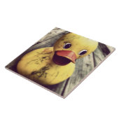 Gelber Gummi Ducky bedeckt in Schmutz! Fliese (Seite)