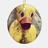 Gelber Gummi Ducky bedeckt in Schmutz! Keramikornament (Links)