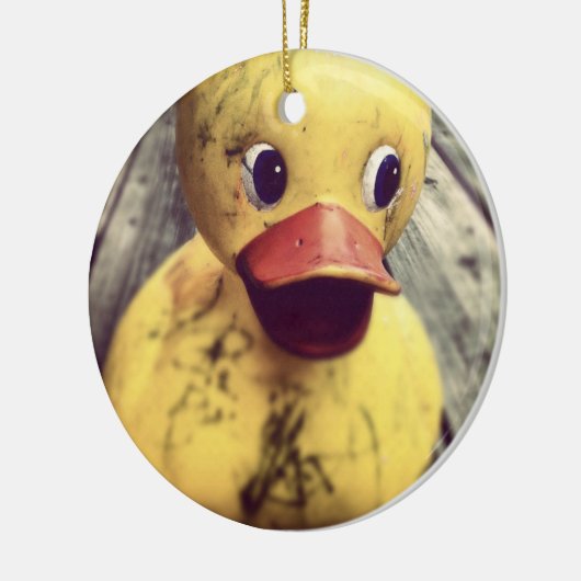 Gelber Gummi Ducky bedeckt in Schmutz! Keramikornament (Links)