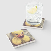 Gelber Gummi Ducky bedeckt in Schmutz! Steinuntersetzer (Seitenansicht)