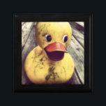 Gelber Gummi Ducky braucht einen Bath! Geschenkbox<br><div class="desc">Niedliches und lustiges Foto eines großen gelben Gummiklebers auf einer Holzterrasse. Diese Ente hat einen großen roten Schnabel und breite starrende Augen. Die Lage ist sehr gut, die Zimmer sind sauber, das Bad sehr sauber, das Bad sehr sauber, das Bad sehr sauber und das Bad sehr schön. Hat einen niedlichen...</div>