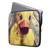 Gelber Gummi Ducky braucht einen Bath! Laptopschutzhülle (Vorderseite Links)