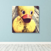 Gelber Gummi Ducky braucht einen Bath! Leinwanddruck (Insitu (Holzboden))