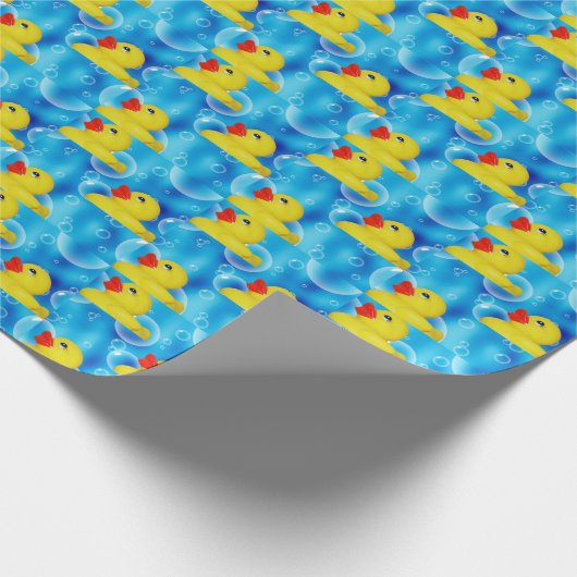 Gelber Gummi Ducky in Blasen Geschenkpapier (Ecke)