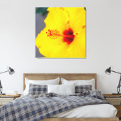 Gelber Hibiskus Leinwanddruck (Insitu (Schlafzimmer))