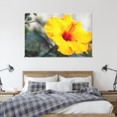 Gelber Hibiskus Leinwanddruck (Insitu (Schlafzimmer))