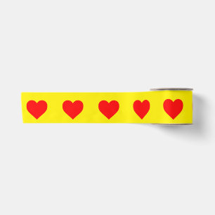 Gelber Hintergrund des roten Herzmusters Satinband
