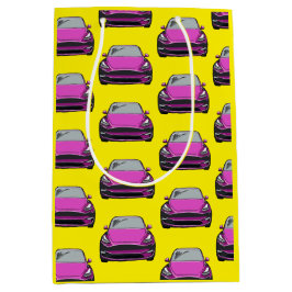 Gelber Hintergrund für rosa Elektrofahrzeug SUV Ge Mittlere Geschenktüte