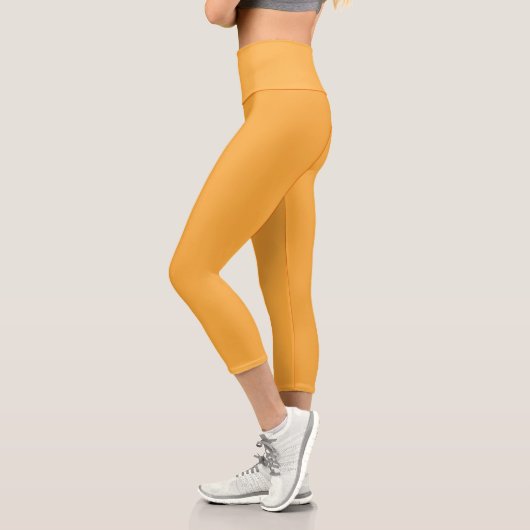 gelber Hintergrund mit schwarzer Grenze Capri Leggings (Links)