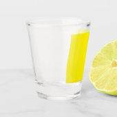gelber Hintergrund mit schwarzer Grenze Schnapsglas (Links)