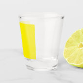 gelber Hintergrund mit schwarzer Grenze Schnapsglas (Rechts)