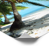 Gelber Kajak am weißen Sandstrand Poster (Ecke)