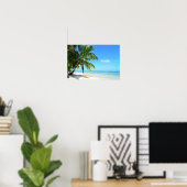 Gelber Kajak am weißen Sandstrand Poster (Heimbüro)