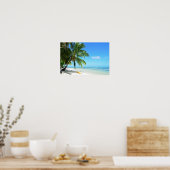 Gelber Kajak am weißen Sandstrand Poster (Küche)