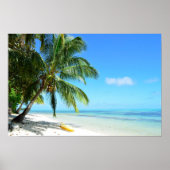 Gelber Kajak am weißen Sandstrand Poster (Vorne)