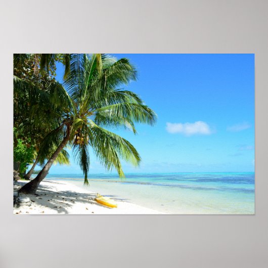 Gelber Kajak am weißen Sandstrand Poster (Vorne)