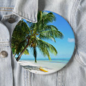 Gelber Kajak auf einem weißen Sandstrandknopf Button (Beispiel)