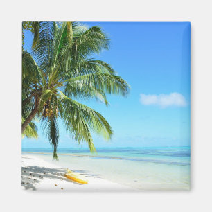 Gelber Kajak auf einem weißen Sandstrandmagneten Magnet