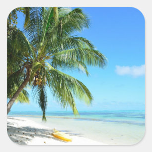 Gelber Kajak auf einem weißen Sandstreifen Quadratischer Aufkleber