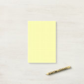 Gelber kleiner Notizblock mit Millimeterpapier (Ra (Auf Schreibtisch)