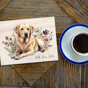 Gelber Lab in Wildblumen Hallo Personalisiert Postkarte