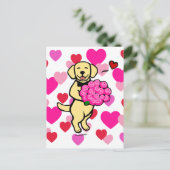 Gelber Labrador-Cartoon mit Rose Postkarte (Stehend Vorderseite)