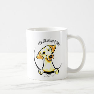 Gelber Labrador, der ganz ungefähr ich sein ist Kaffeetasse