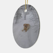 Gelber Labrador, der im frischen Winter-Schnee Keramik Ornament (Links)
