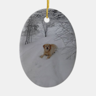 Gelber Labrador, der im frischen Winter-Schnee Keramik Ornament