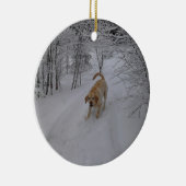 Gelber Labrador, der im frischen Winter-Schnee Keramik Ornament (Rechts)