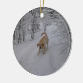 Gelber Labrador, der im frischen Winter-Schnee Keramik Ornament (Links)