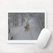 Gelber Labrador, der im frischen Winter-Schnee Mousepad (Mit Mouse)
