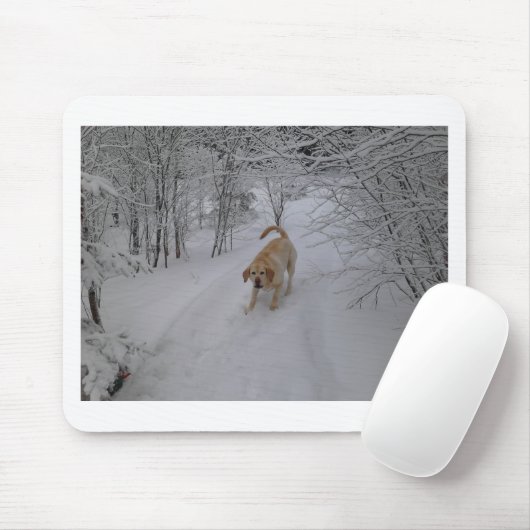 Gelber Labrador, der im frischen Winter-Schnee Mousepad (Mit Mouse)