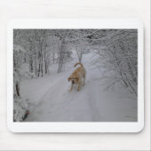 Gelber Labrador, der im frischen Winter-Schnee Mousepad (Vorne)