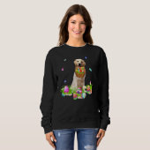 Gelber Labrador Hund mit Ostereier Körbchen Sweatshirt (Vorne ganz)