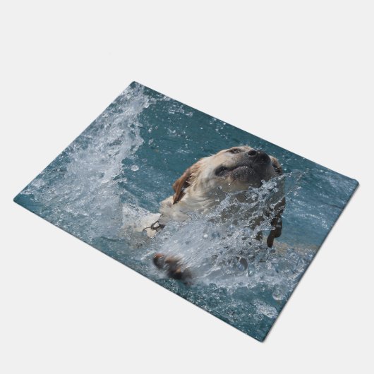 Gelber Labrador retriever-Spaß im Pool Fußmatte (Schrägansicht)