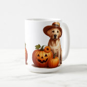 Gelber Labrador Welpenhalter mit Pumpkins Kaffeetasse (VorderseiteRechts)