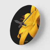 Gelber Lilly Runde Wanduhr (Winkel)