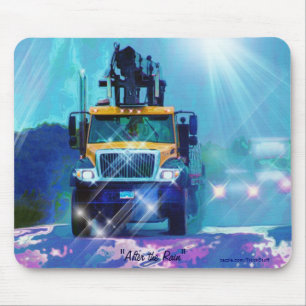 Gelber Lumbertruck in Regenart Mousepad
