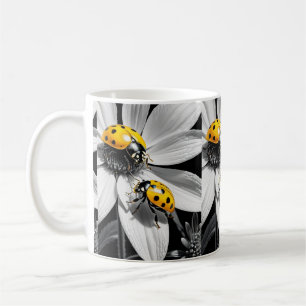 Gelber Marienkäfer Käfer auf schwarzer weißer Blum Kaffeetasse