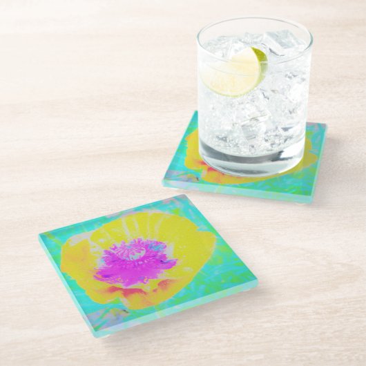 Gelber Mohn mit Hot-Pink-Mitte auf Türkis Glasuntersetzer (Schrägansicht)