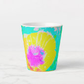 Gelber Mohn mit Hot-Pink-Mitte auf Türkis Milchtasse (Vorderseite)