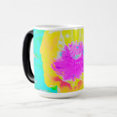 Gelber Mohn mit Hot-Pink-Mitte auf Türkis Verwandlungstasse (Vorderseite Links)