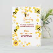 Gelber Niedlicher BienenKindergeburtstag Feiertagskarte (Stehend Vorderseite)