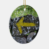 Gelber Pfeil auf Zaun-Verzierung Keramikornament (Rechts)