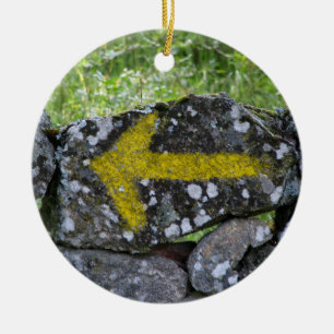 Gelber Pfeil auf Zaun-Verzierung Keramikornament